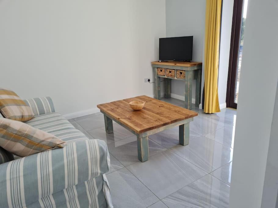 The Old Mountain Stables Caerllwyn Ganol Farm Apartment นิวพอร์ต ห้อง รูปภาพ